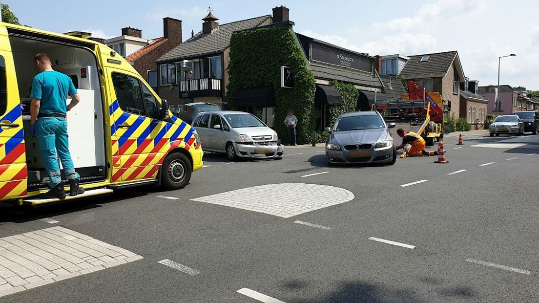 Vrouw naar ziekenhuis na botsing in Enschede