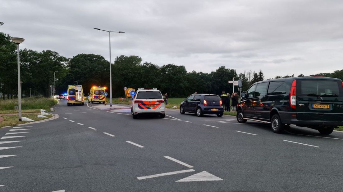 Een auto en een scooter zijn donderdagavond aan de Kopersteden in Enschede met elkaar in botsing gekomen