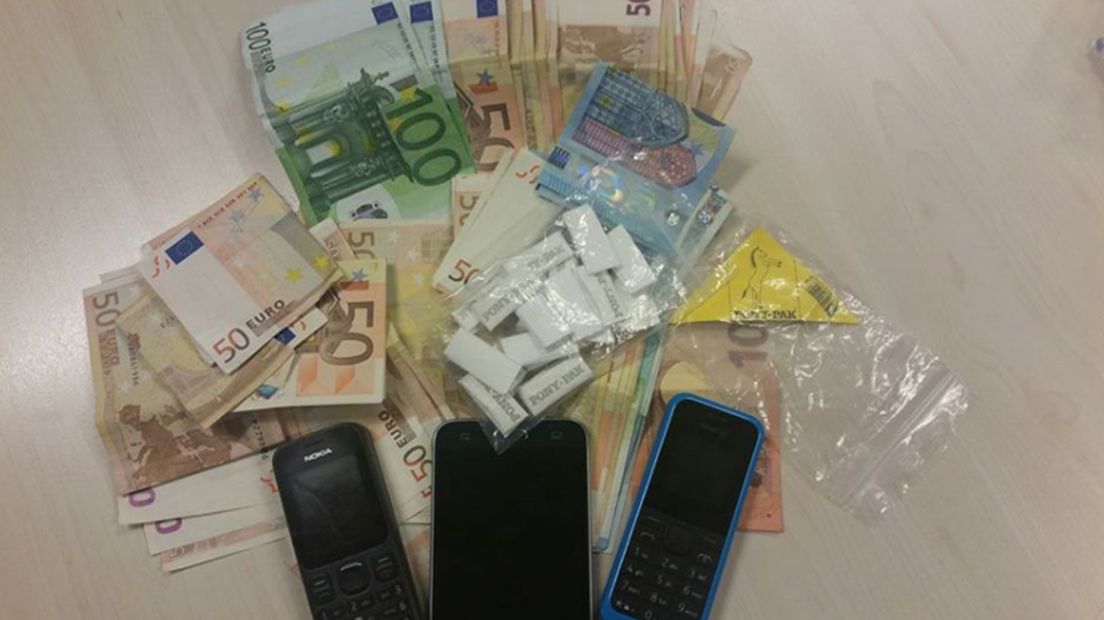 De politie vond cash en drugs in de auto van de verdachten.