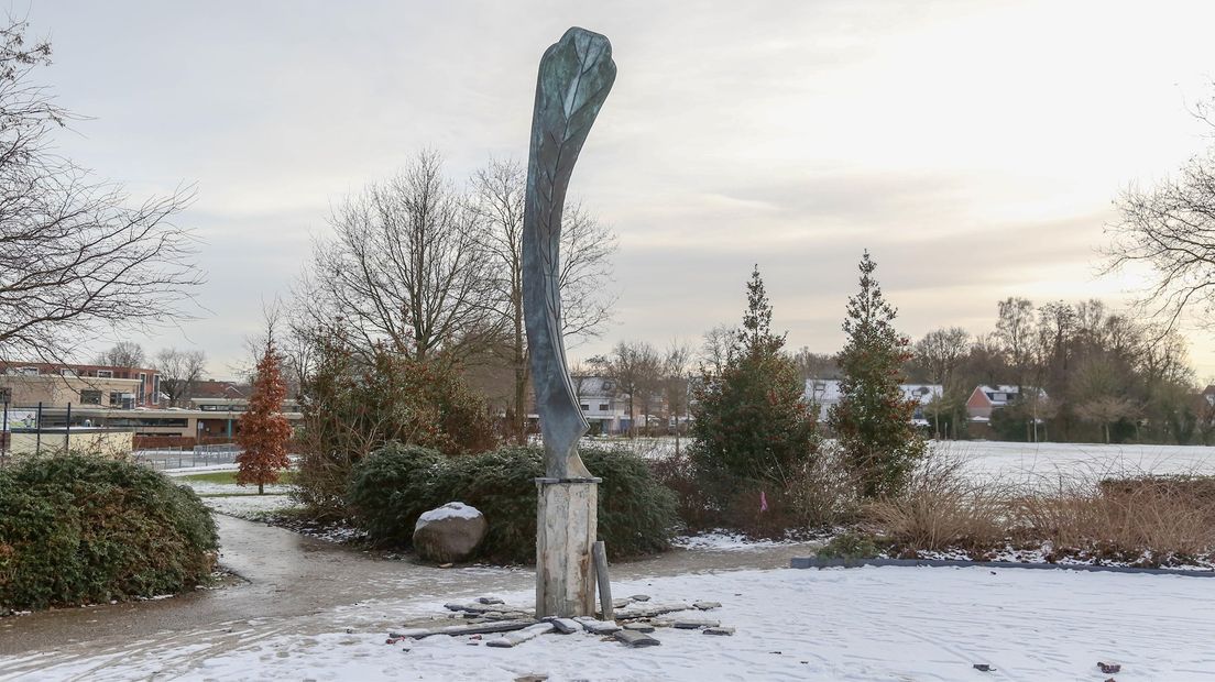 Vuurwerkschade aan kunstwerk in wijk het Zwering