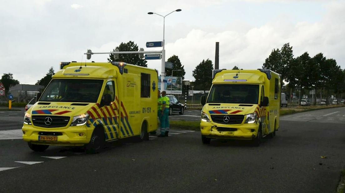 Ambulance botst tijdens spoedtransport op auto in Enschede