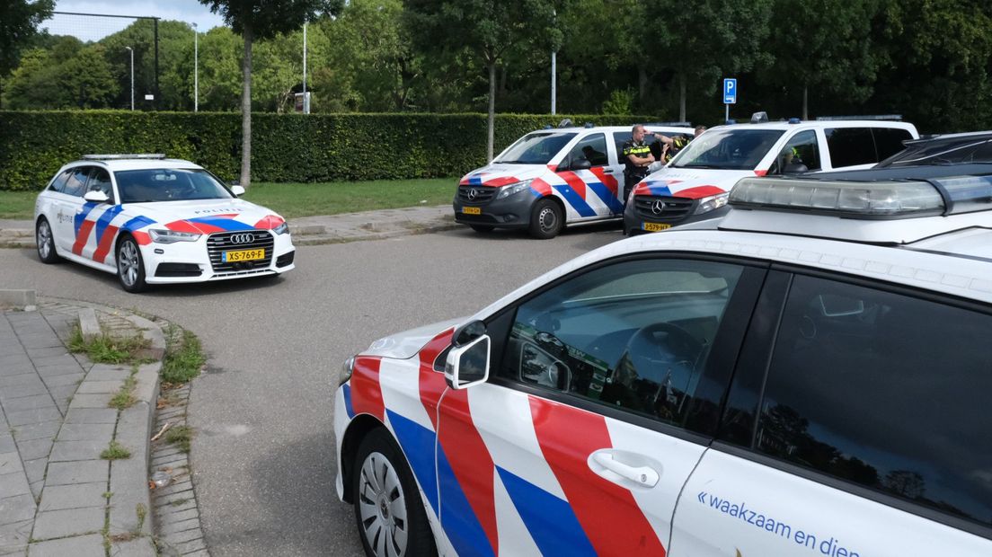 De politie is aanwezig bij het trainingscomplex van ADO in Rijswijk