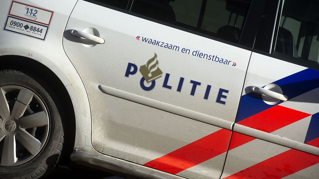 De politie heeft donderdagmiddag een man in zijn been geschoten op de Grote Maote in Aalten. De man had agenten bedreigd met messen.