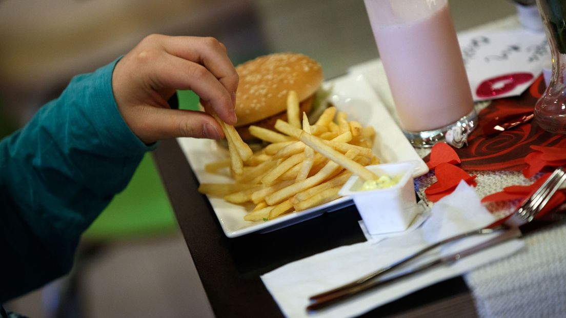 Een patatje bij een fastfoodketen