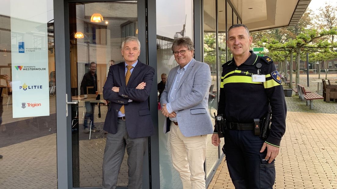 Burgemeester Jaap Velema, Jur Verbeek (ketenmarinier) en Ron Schaftenaar (teamchef politie)