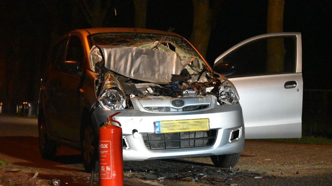 De auto raakte zwaar beschadigd door het ongeluk (Rechten: De Vries Media)
