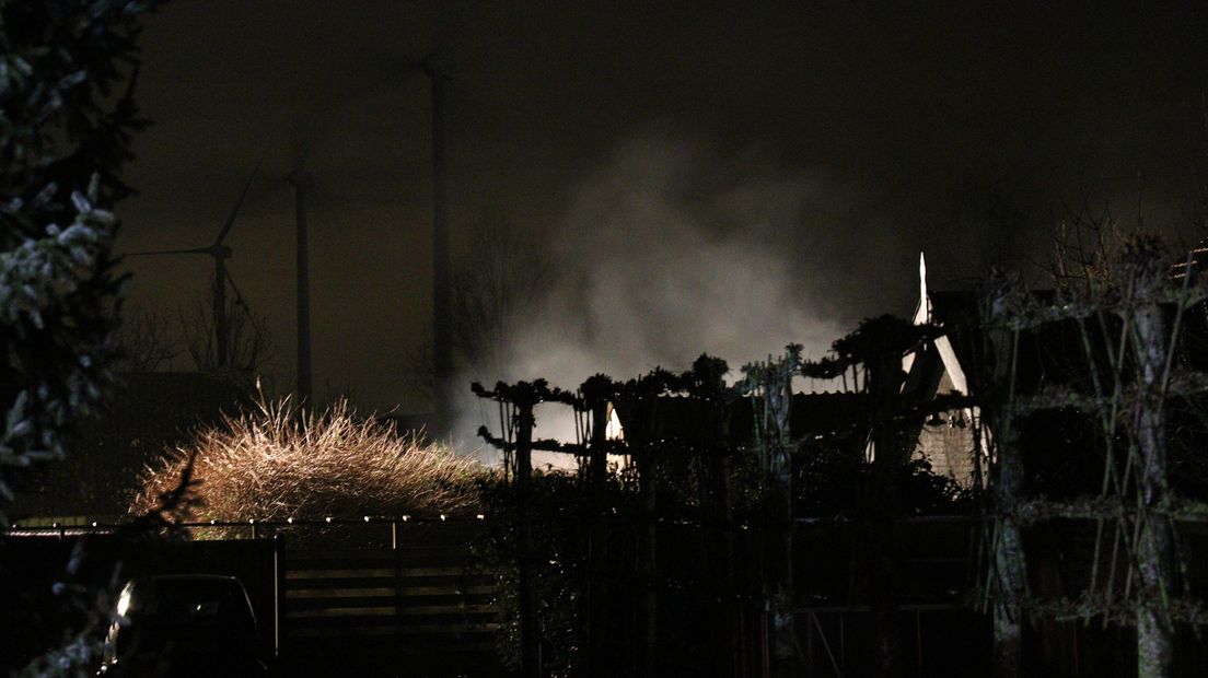 De brandweer is nog enige tijd bezig met nablussen.