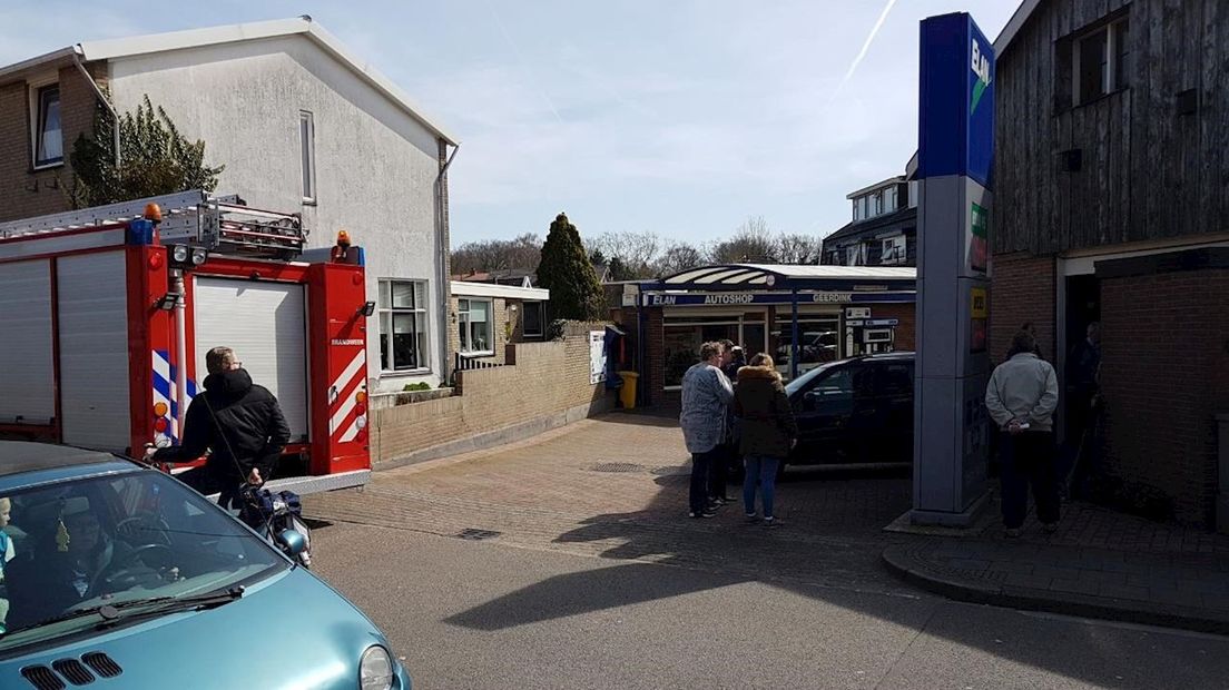 Ravage in Hengelo; auto rijdt achterwaarts garage binnen RTV Oost