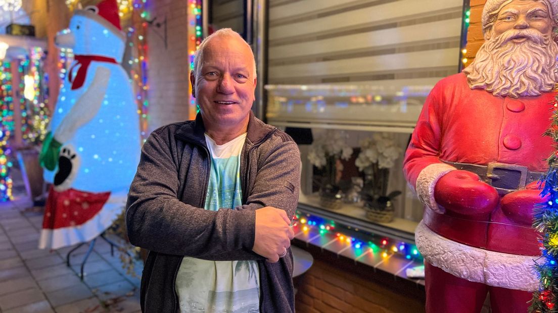 Gerrit Agterbosch vol trots voor de kerstversiering