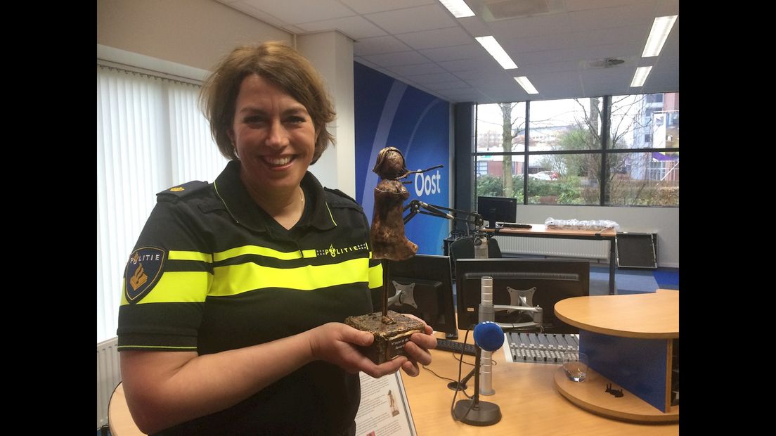 Politiewoordvoerster Chantal Westerhoff in de studio van RTV Overijssel met de media-award