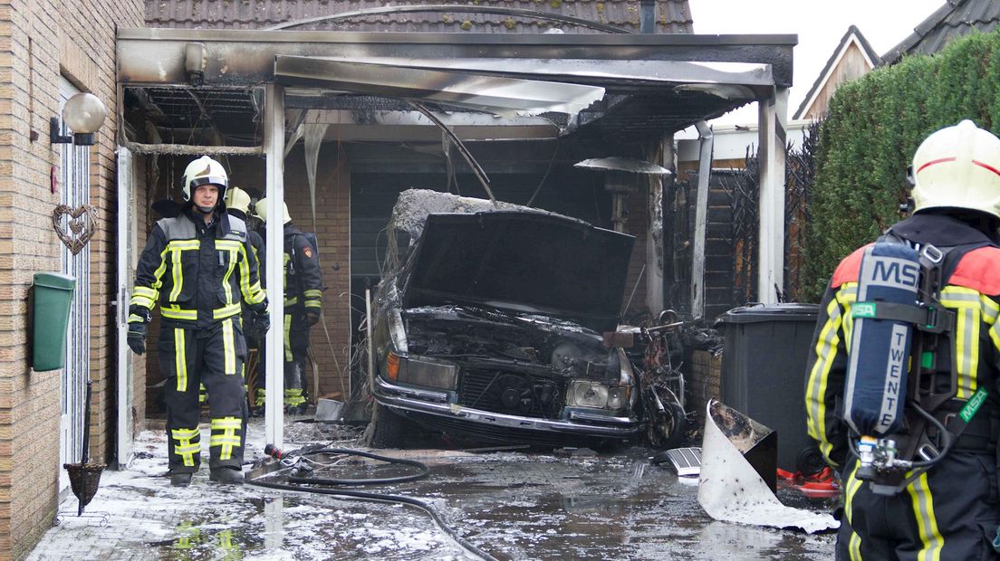 Brand verwoest auto en carport