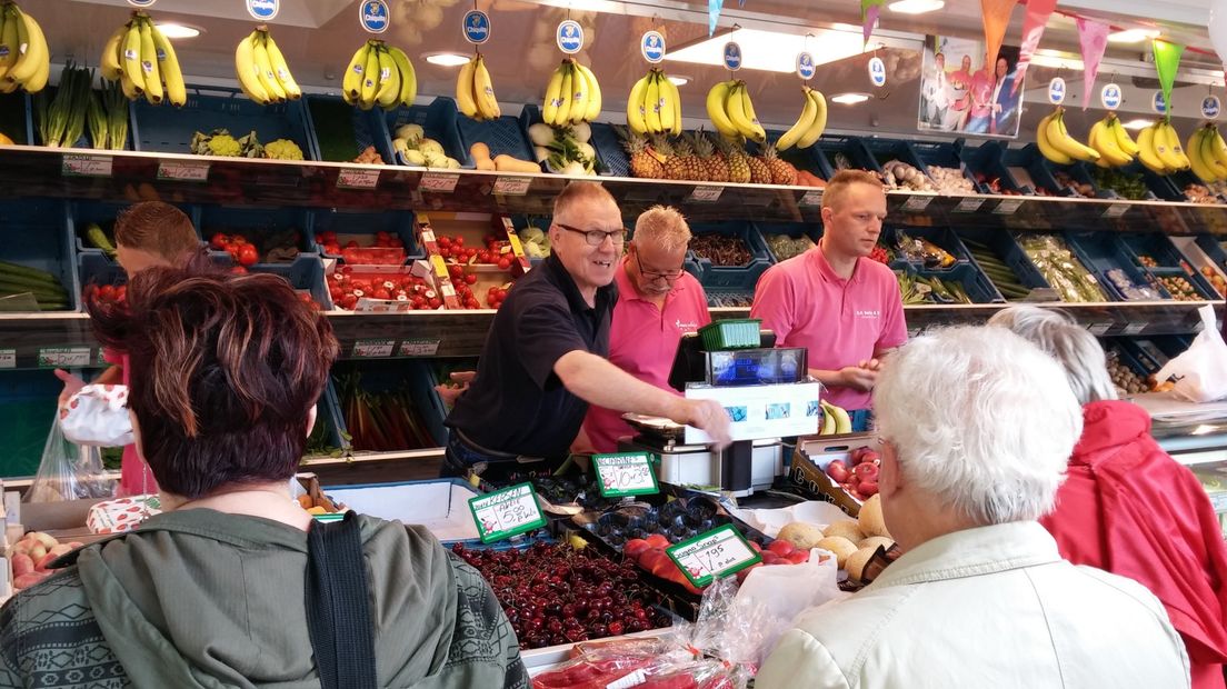 Marktkoopman Gerard Derks in Lochem kreeg woensdag een bloemetje van burgemeester Van 't Erve.