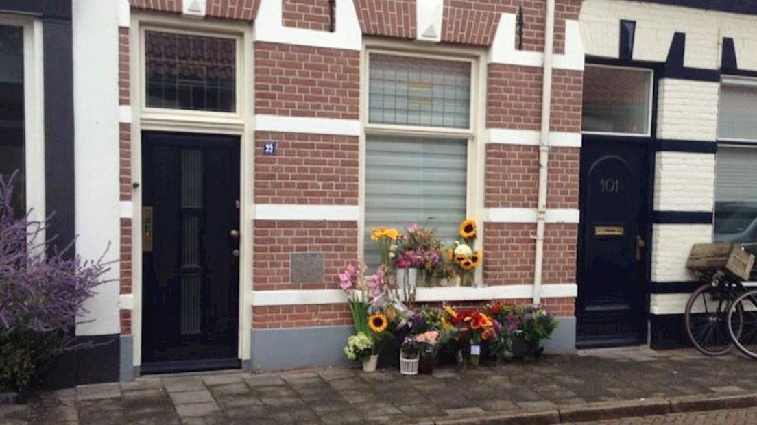 Bloemen bij het huis van Tamara Ernst in Zwolle