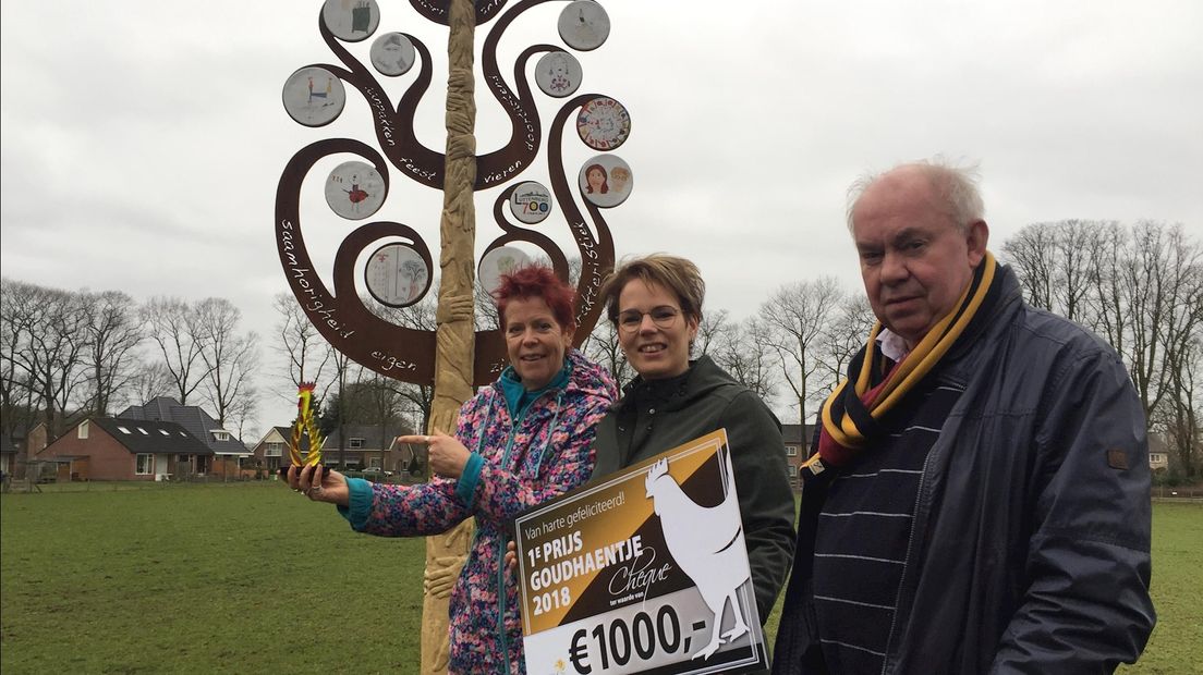 Jenneke van Doesburg, Renate Grefelman en Henk Holtmaat met de trofee