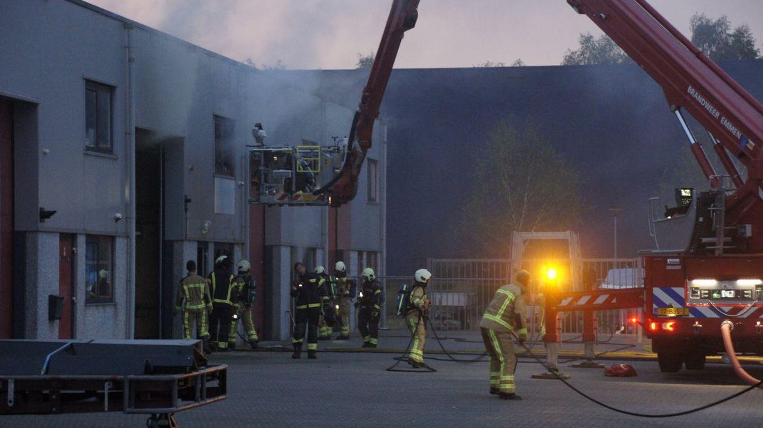 Er is een brand uitgebroken in een bedrijfspand in Emmen (Rechten: Van Oost Media)