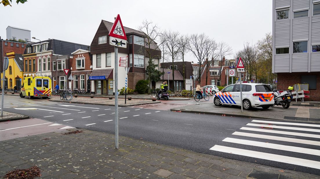 Hulpdiensten op de kruising van de Aweg met de Herman Colleniusstraat in Groningen