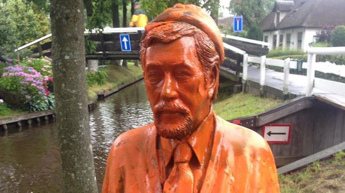 Bronzen beeld Albert Mol van top tot teen besmeurd