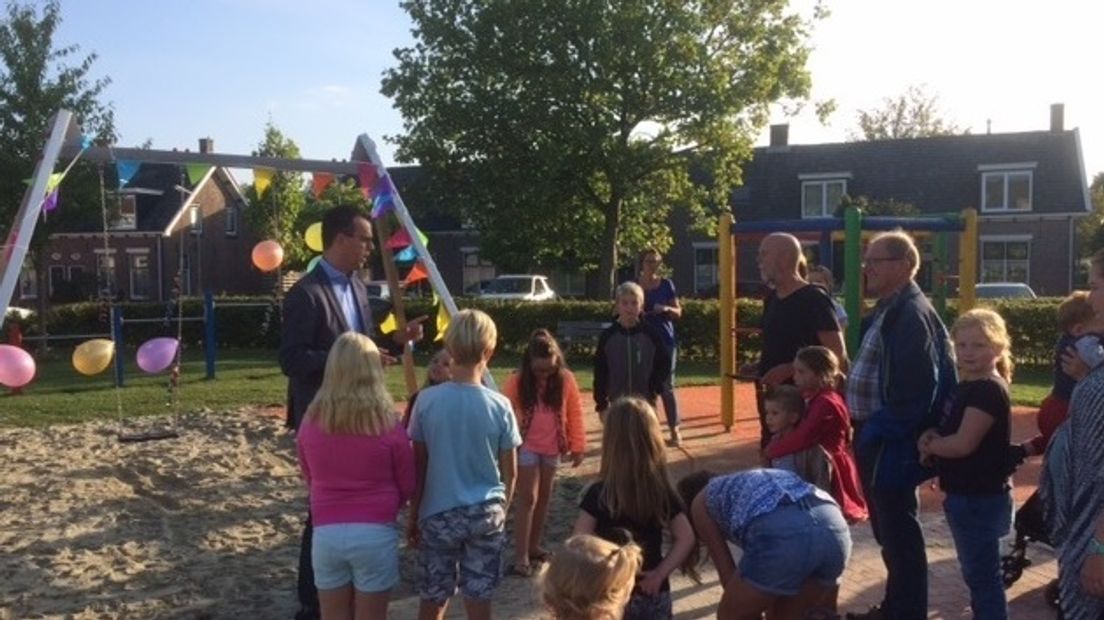 Buren bouwen hun eigen feestjes op Burendag