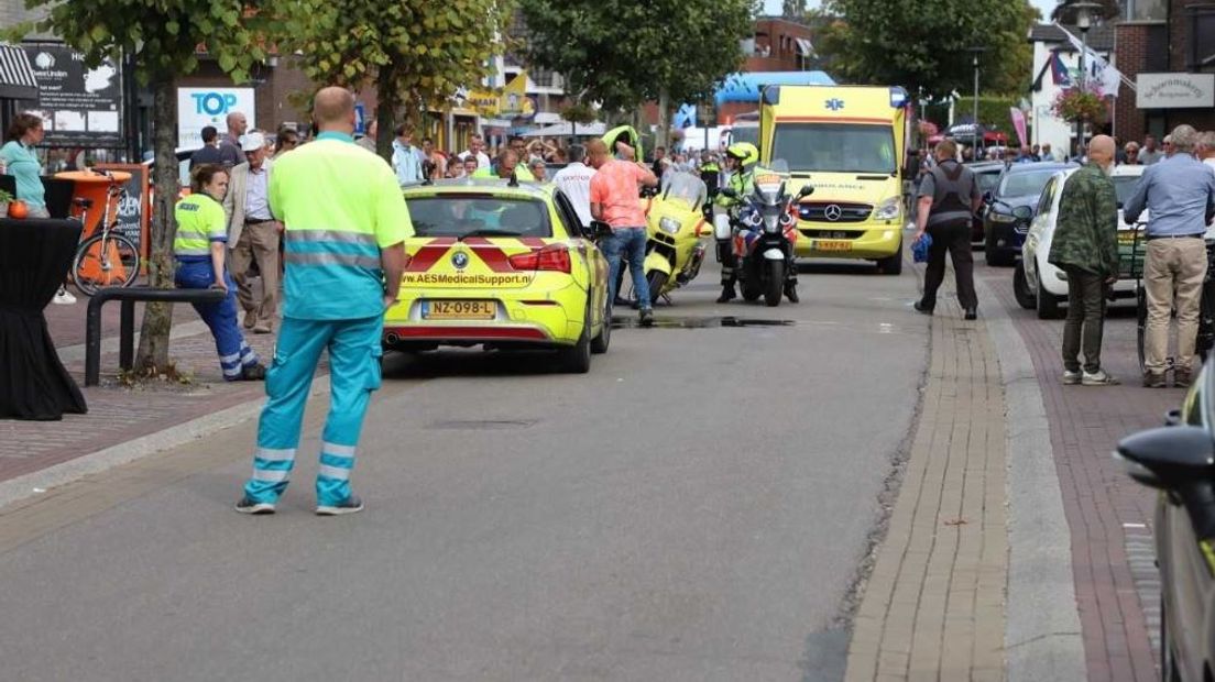 In de finishstraat van de slotetappe van Olympia's Tour in Beneden-Leeuwen is een vrouw aangereden door een motoragent. Door het ongeval werd de finish van de wielerwedstrijd verplaatst van de Zandstraat naar de Beatrixstraat.