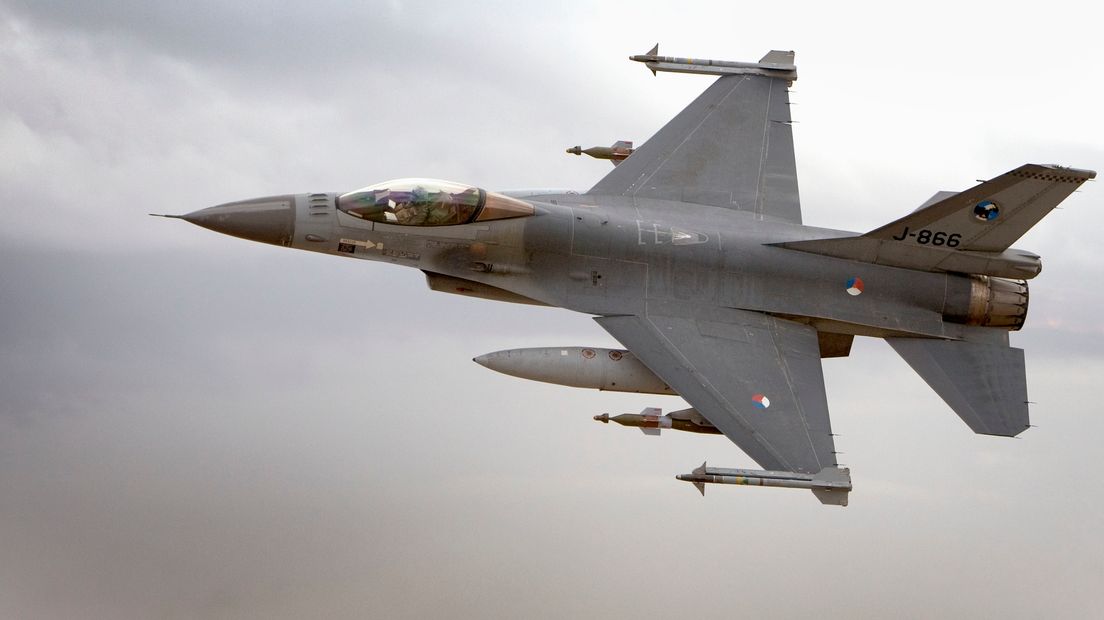 Een F16 in de lucht
