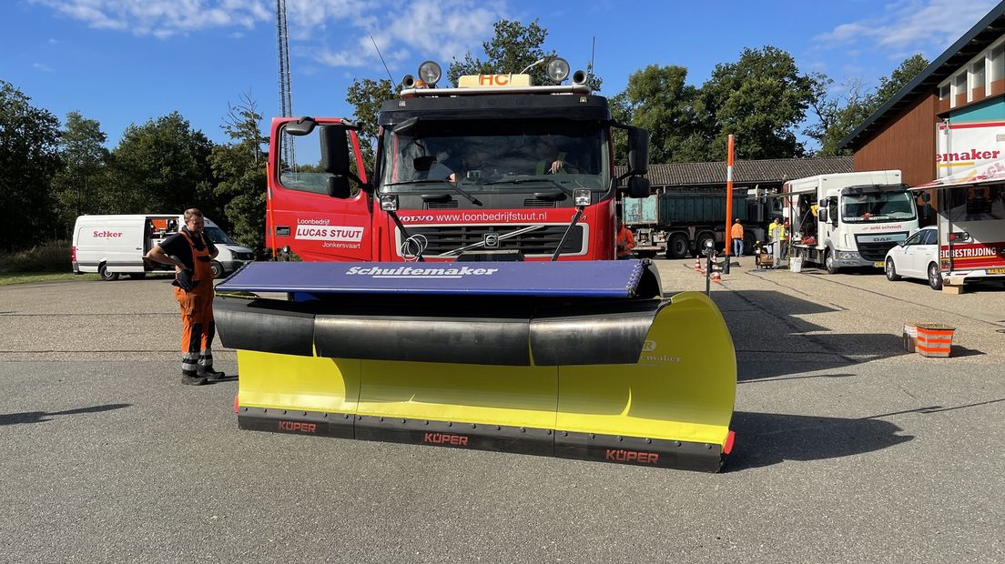 Sneeuwschuiver ervoor en de simulatierit kan beginnen