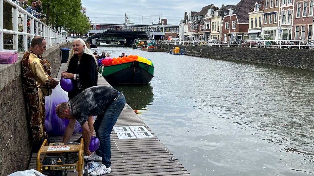 De eerste boot wordt versierd en klaargemaakt