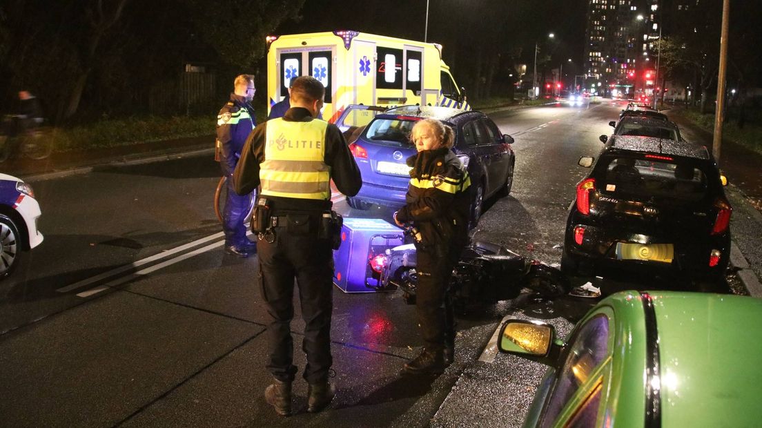 Hulpdiensten ontfermen zich over de scooterrijder