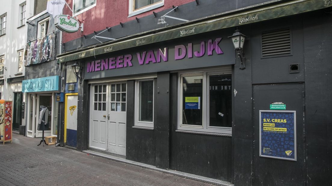 Een horecagelegenheid aan de Varkensstraat in Arnhem sluit op last van burgemeester Ahmed Marcouch per direct zijn deuren. Afgelopen nacht kwam de politie onaangekondigd binnen en werden harddrugs en een mes aangetroffen. Daarnaast hield de politie drie mannen aan voor drugsbezit en drugshandel.