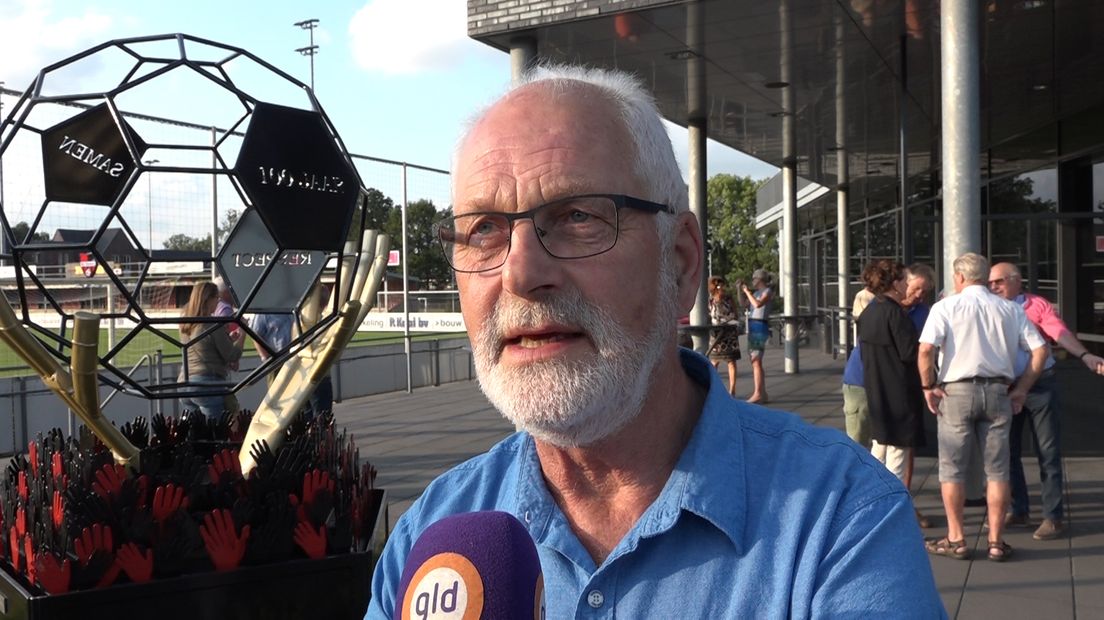 Het is donderdag precies 100 jaar geleden dat voetbalclub De Treffers uit Groesbeek werd opgericht. Een speciaal kunstwerk, dat precies om 19.19 uur werd onthuld, markeert dit historische moment. Het is gemaakt door een kunstenaar die zelf ook lid is van de club.