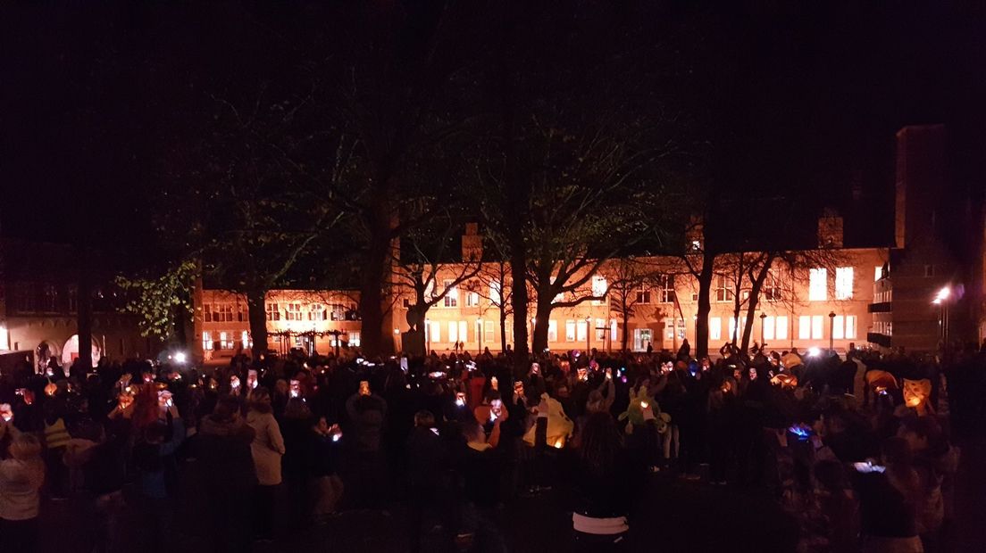 Korte lichtjesceremonie op Abdijplein van Middelburg