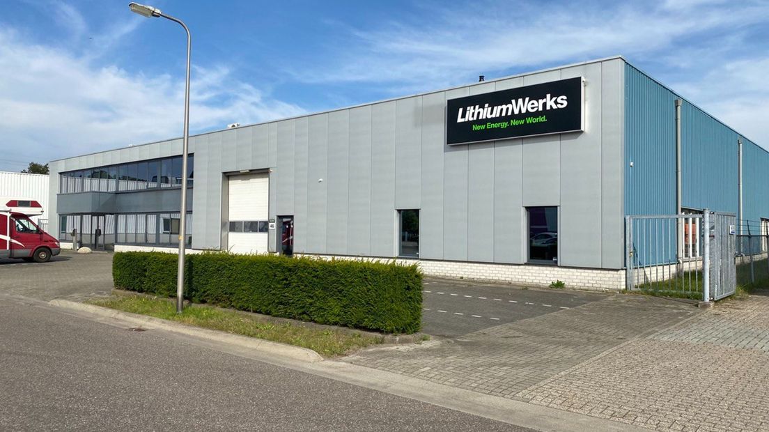 Volgens de website en het bord op de gevel, zit Lithium Werks in dit pand in Hengelo. Maar de hal is nagenoeg leeg en het bedrijf is er vertrokken.
