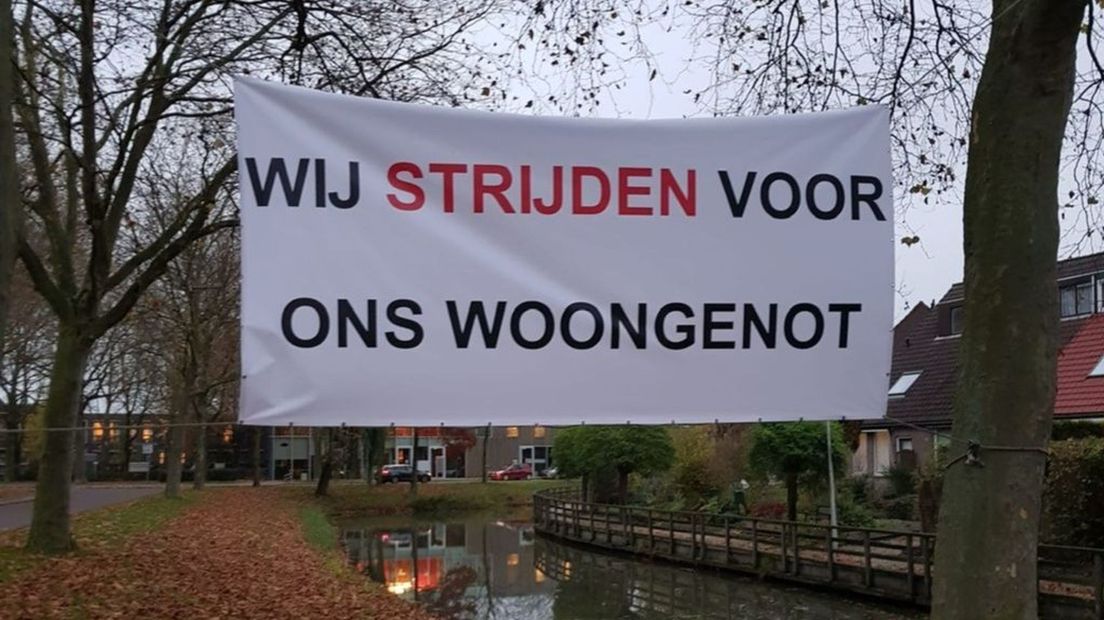 Het spandoek van bezorgde buurtbewoners.
