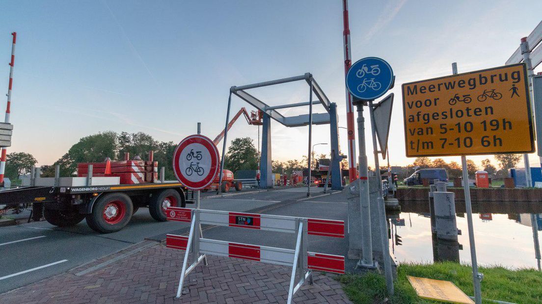 Werkzaamheden aan de brug (Rechten: De Vries Media)