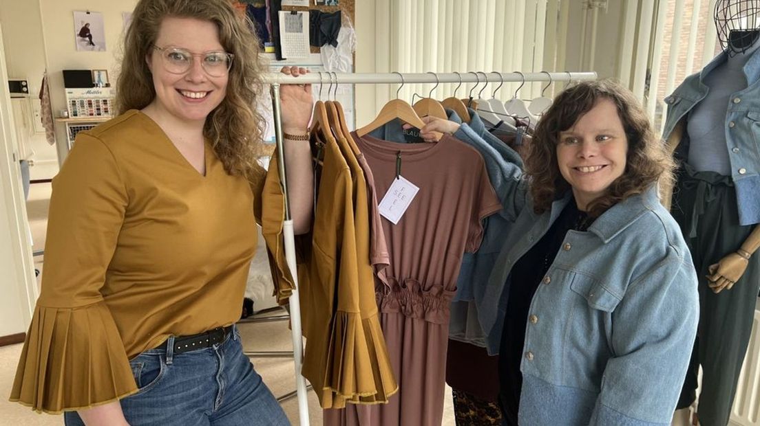Rachel Lourens (links) en Marjolein van den Broek bij de SeeFeel-collectie