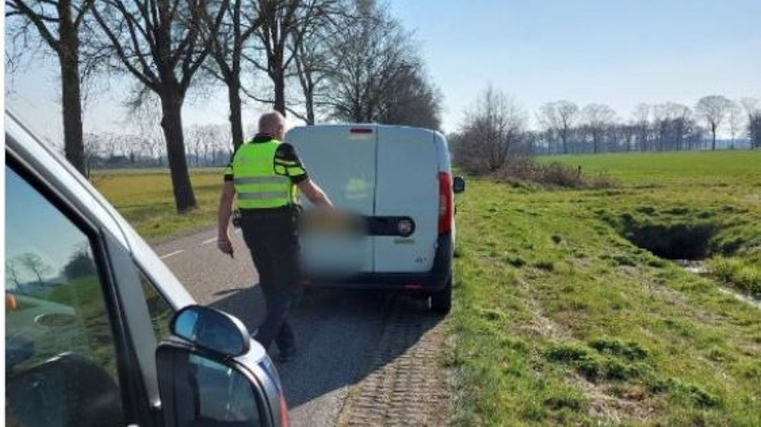 Man sluit zich op in eigen bestelauto