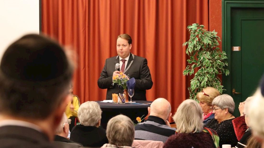 Wethouder Diepemaat geeft toespraak bij onthulling