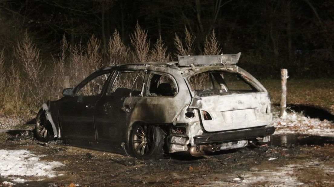 Vrijdagavond is in het Brabantse Overlangel een uitgebrande BMW gevonden die waarschijnlijk door de daders is gebruikt bij een ontvoering in Nunspeet die dag. Dat maakte de politie zaterdag bekend.