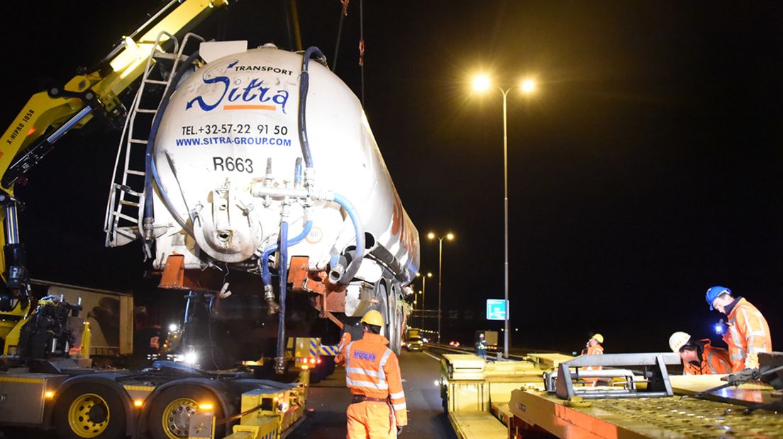 Het schoonmaken van de weg duurde tot 04.30 uur.