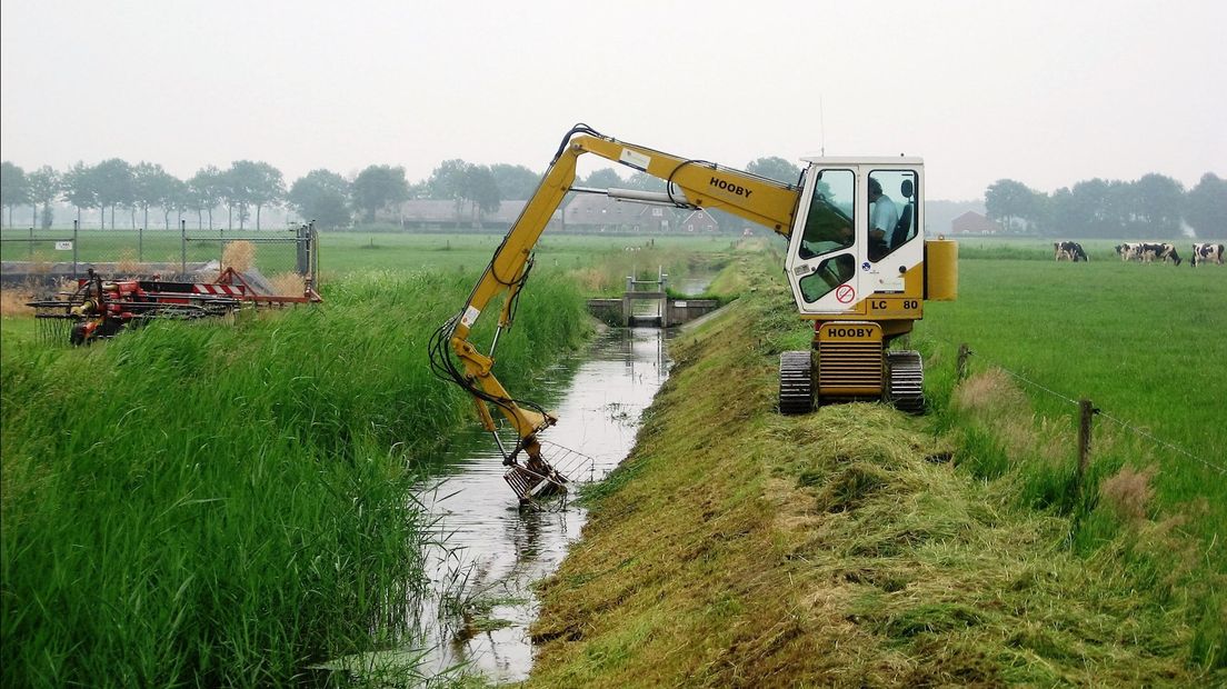 Waterschap controleert schoonmaak van sloten vanuit de ruimte