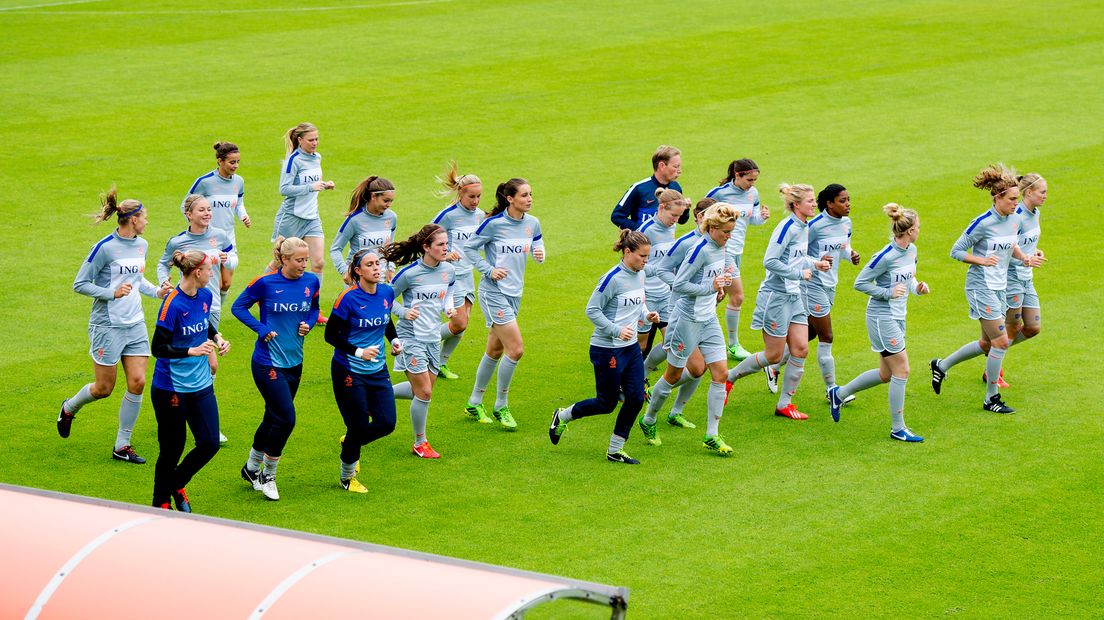 Het Nederlands vrouwenelftal in training ter voorbereiding op het vorige EK.