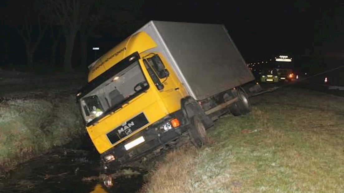 Vrachtwagen in sloot bij Rouveen