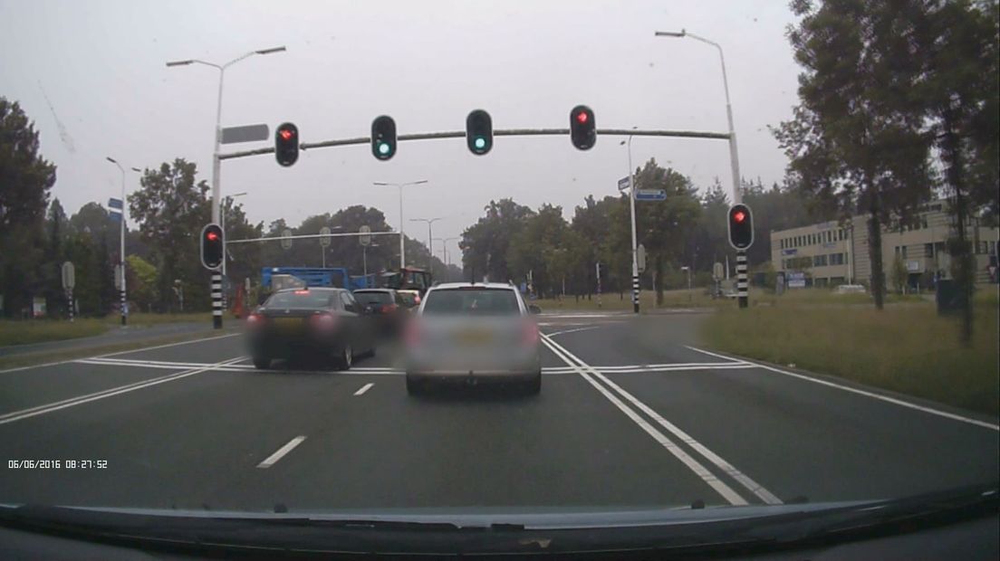 Deze boer rijdt doodgemoedereerd met zijn tractor door rood