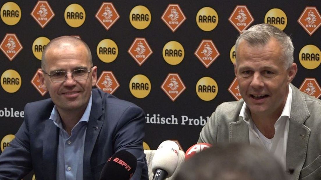 Sander van Roekel (links) en scheidsrechter Björn Kuipers (rechts).