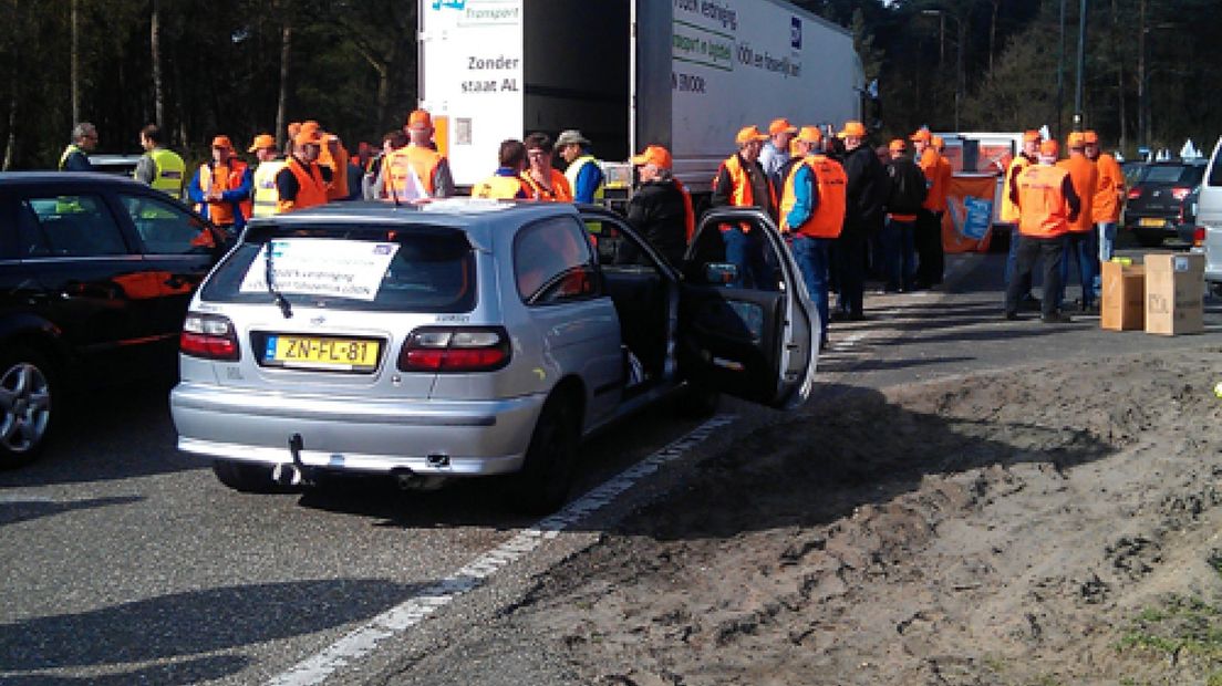 Vrachtchauffeurs reden maandag op de snelwegen A12 en A28 met een snelheid van zo'n zestig kilometer per uur.