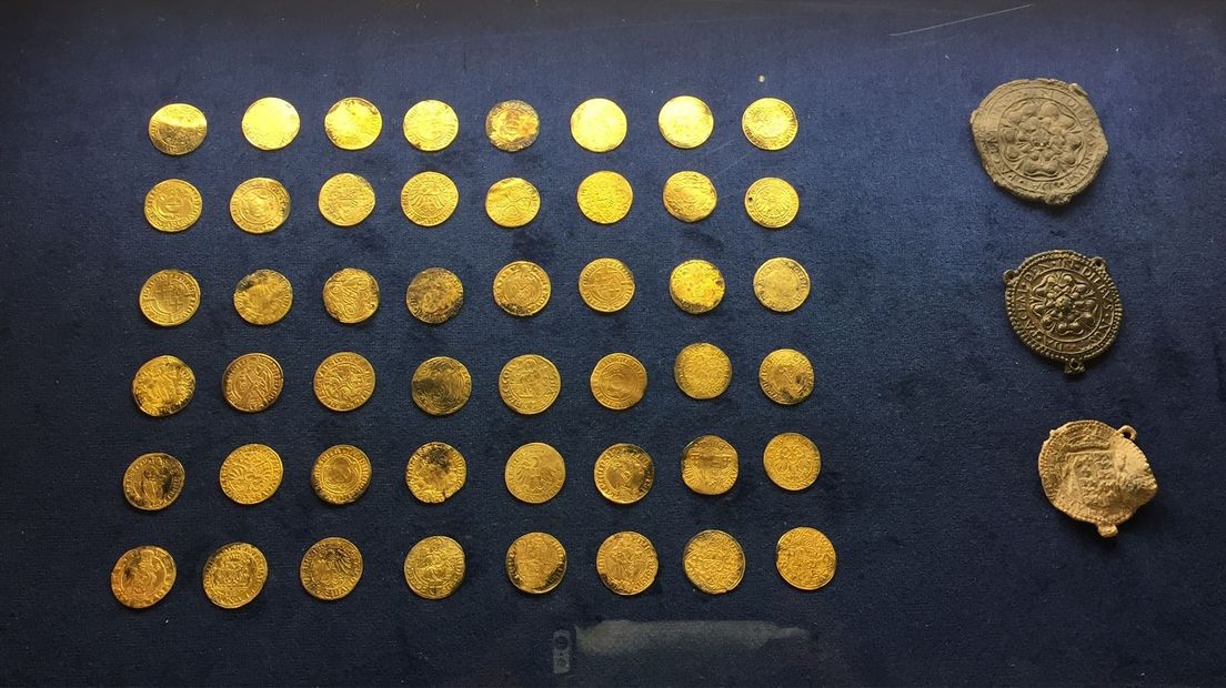 De gouden munten die gevonden zijn in Loppersum