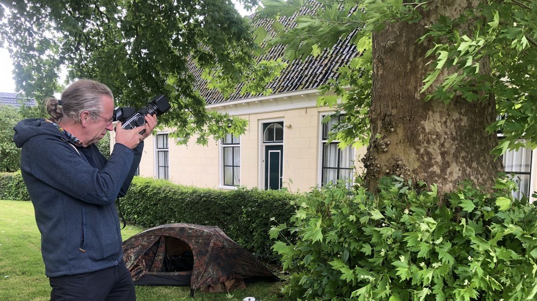 Fotograaf Willem van der Velde uit Kropswolde fotografeert bijzondere bomen in Zuidhorn.