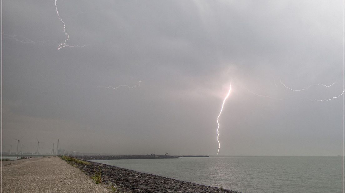 Onweer met zicht op Terneuzen