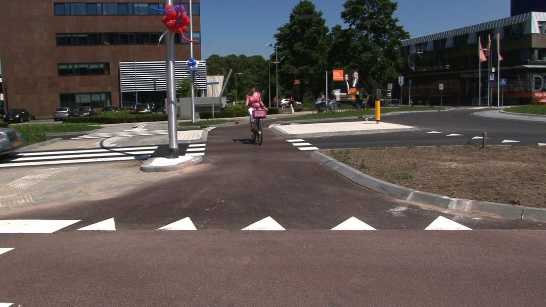 Nieuwe rotonde heeft gescheiden fietspaden