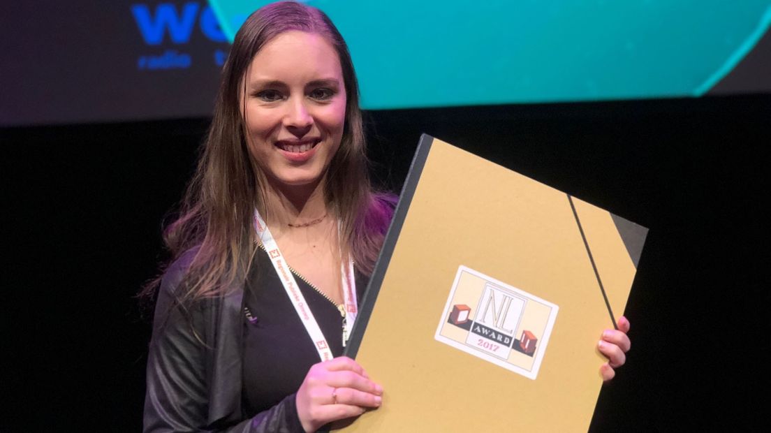 Stephanie Nijssen (RTV Noord) neemt de award in de categorie Eigen Nieuws in ontvangst