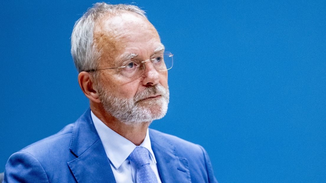 Henk Kamp in de Enquetezaal van de Tweede Kamer